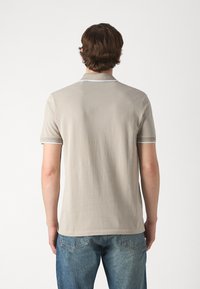 HUGO DERESINO - Pólóing - light/pastel grey