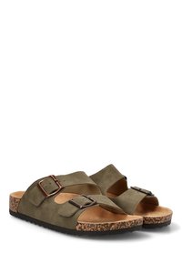 Sandalias de ante verde oliva con dos correas ajustables, con hebillas de bronce. Plantilla de corcho y suela de goma negra texturizada para agarre.