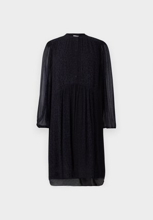 Dolga črna obleka z diskretnim leopardjim vzorcem, z nabiranim pasom, gumba pri sprednjem delu, plisejskimi dolgimi prosojnimi rokavi in visokim ovratnikom.