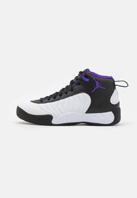 Vysoké basketbalové boty v černé a bílé kůži s fialovými akcenty a logem Jumpman, černé šněrování a poutko na patě.