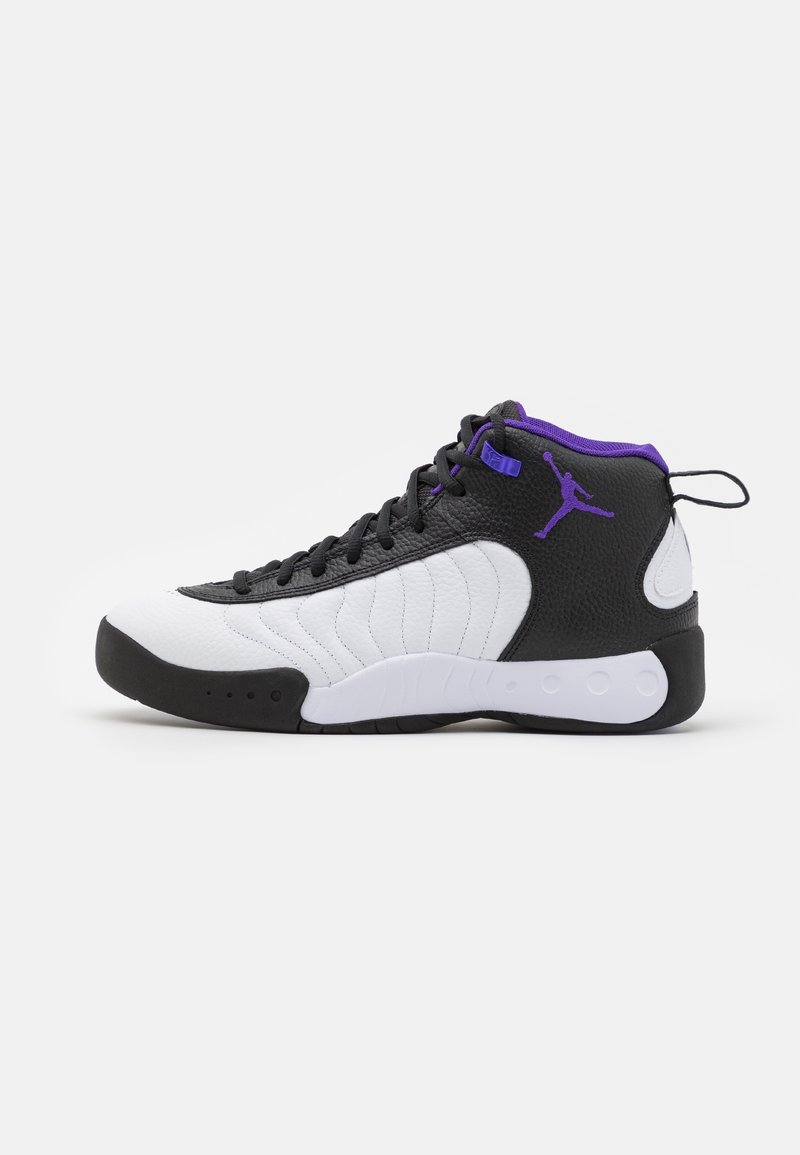 Vysoké basketbalové boty v černé a bílé kůži s fialovými akcenty a logem Jumpman, černé šněrování a poutko na patě.