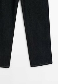 Partie inférieure d'un jean en denim noir avec jambes droites et coutures visibles sur fond blanc.
