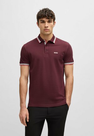 Polo bordeaux con colletto e polsini a righe a contrasto, dotato di un piccolo logo ricamato sul petto, realizzato in un tessuto testurizzato.