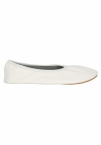 Weißes Canvas-Ballettschuh-Modell mit abgerundeter Zehe, dezentem Nahtdesign und flexibler brauner Sohle. Glatte Textur und Slip-On-Design.