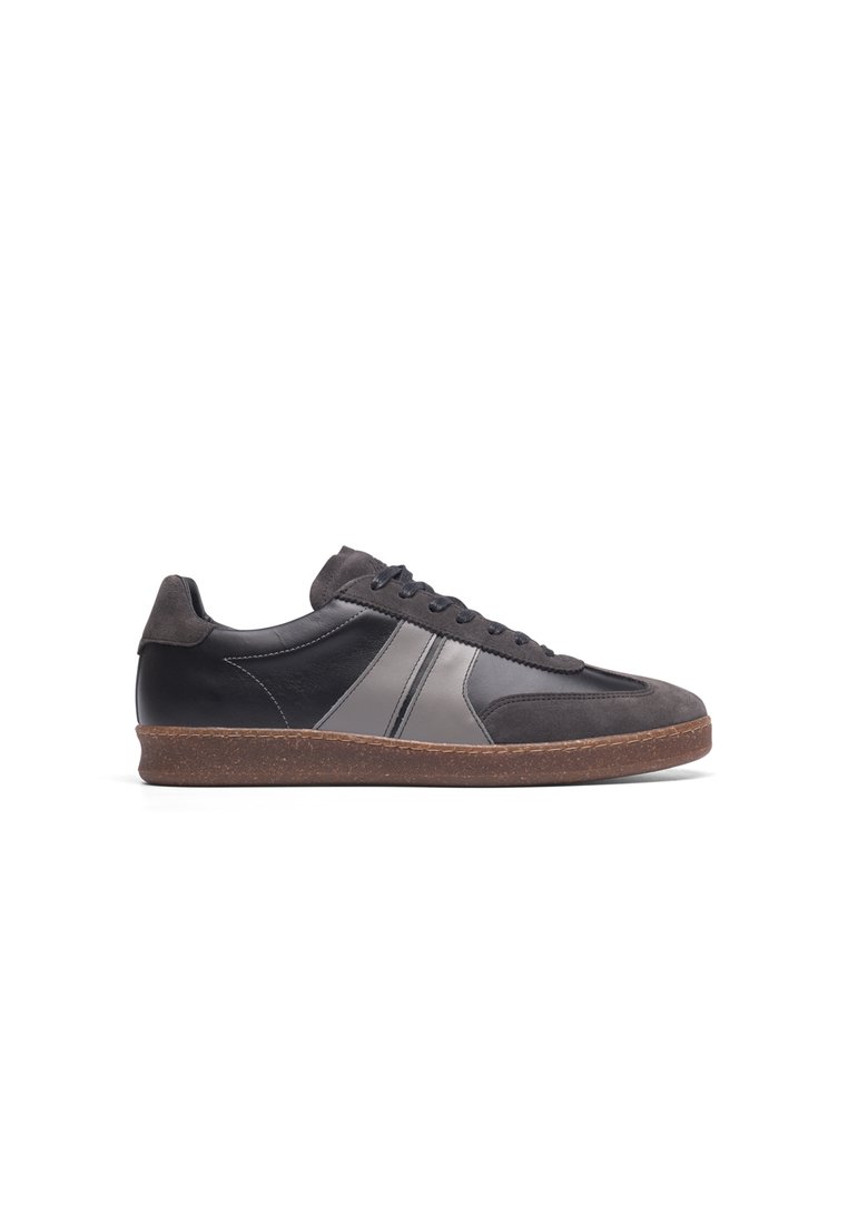 Sorte og grå sneakers med semsket lær og lædermaterialer, med rund tå, snørebåndslukning og brune gummisåler.