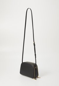 Borsa a tracolla in ecopelle nera con forma arrotondata, due scomparti con zip e tracolla regolabile. Presenta dettagli in metallo dorato.