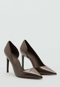 Pantofi cu toc înalt, din piele lacuită maro, cu vârf ascuțit, concepuți cu o siluetă elegantă și un toc subțire pentru un aspect modern.