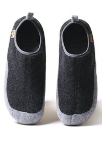 Chaussons en laine noirs et gris avec une texture douce, un design arrondi et une petite boucle au talon pour un enfilage facile.