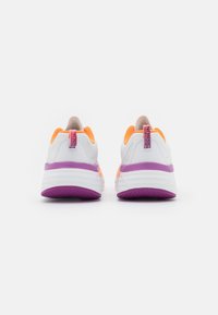 Zapatillas deportivas blancas con acentos naranjas y suelas moradas. Presentan una parte superior de malla texturizada, un talón acolchado y una lengüeta de talón prominente.