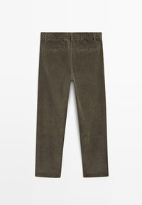 Olivenfarvede fløjlsshorts med en afslappet pasform, elastisk talje og to baglommer. Struktureret stof med et rillet mønster.