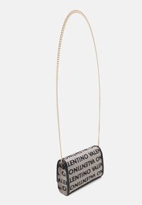 Šedé psaníčko s černým logem „VALENTINO“, vybavené zlatým řetízkovým popruhem a strukturovaným obdélníkovým tvarem.