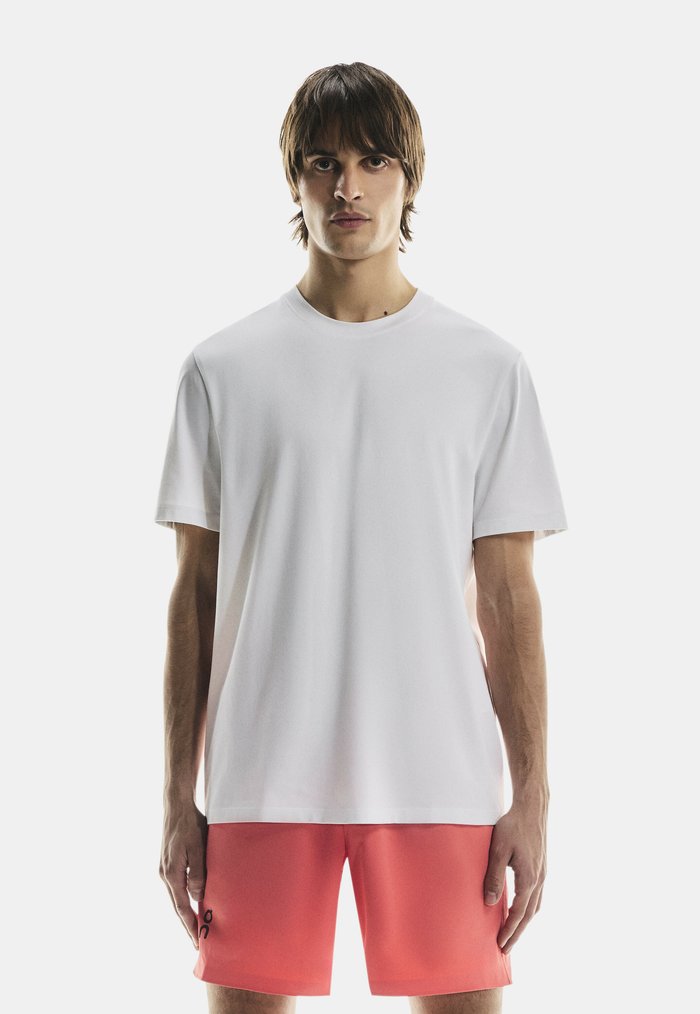 On FOCUS - Basic T-shirt - white