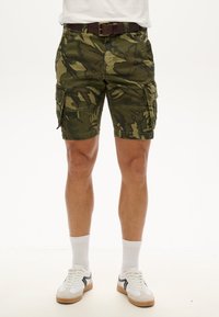 Cargo shorts i et grønt camouflage mønster, lavet af bomuld, med flere sidelommer, en lige kant og en afslappet pasform.