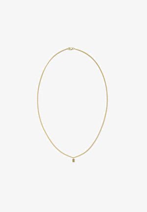 Collana in oro con design a maglie fini e un piccolo ciondolo rettangolare. La catena è liscia e il ciondolo presenta incisioni sottili.