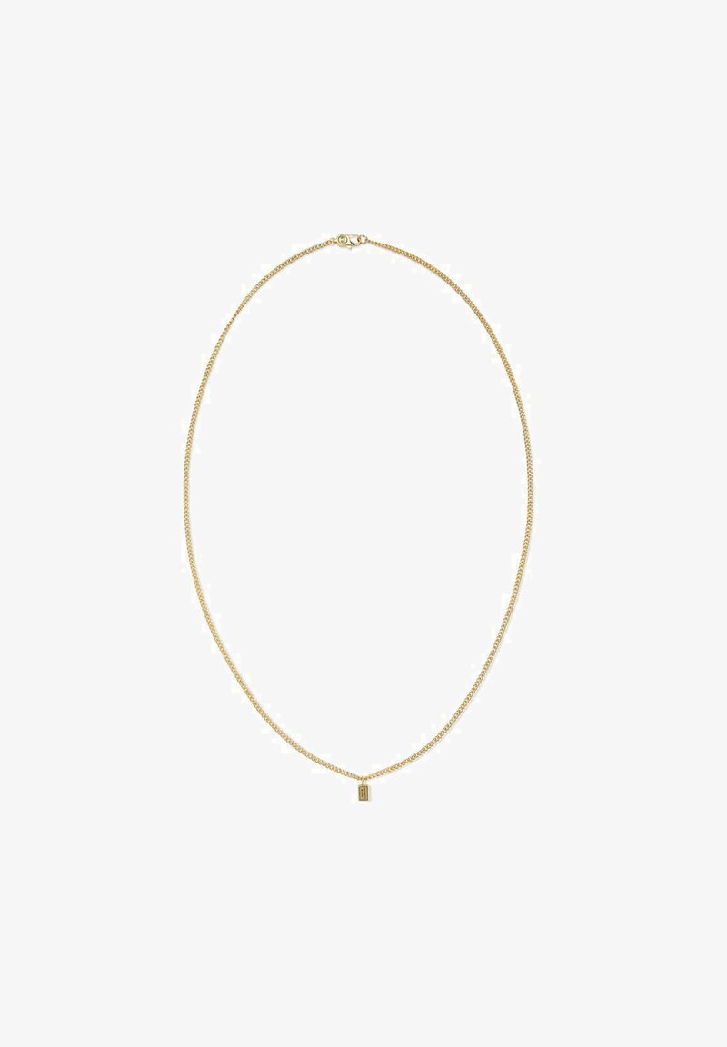 Collier chaîne en or avec un design à maillons fins et un petit pendentif rectangulaire. La chaîne est lisse, et le pendentif présente des gravures discrètes.