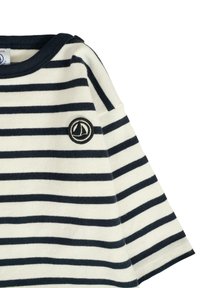 T-shirt en coton à rayures avec des rayures horizontales bleu marine et crème, dotée d'un col rond et d'un logo de voilier brodé sur la poitrine.