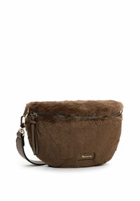 Sac seau en fausse fourrure marron avec fermeture éclair, doté d'une bandoulière amovible et d'une plaque logo dorée. Surface douce et texturée.