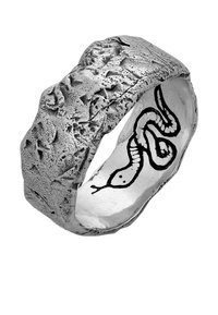 Anello in argento con superficie irregolare e texture, caratterizzato da un motivo inciso di un serpente sulla fascia interna.