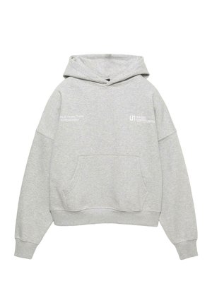 Siva majica s kapuljačom od mekog tkanja, s prednjim džepom, kapuljačom s vezicama i tiskanim tekstom na prsima. Opušteni, ležerni kroj.