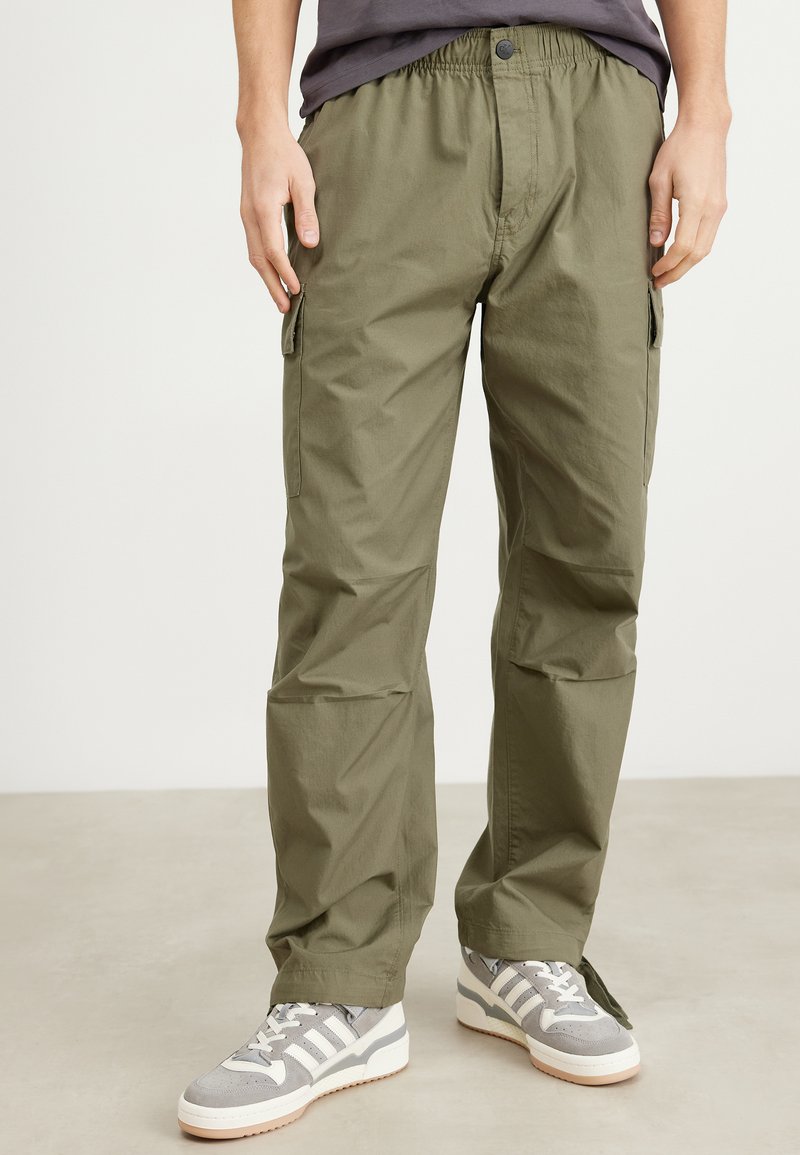 Calvin Klein Jeans - ESSENTIAL REGULAR PANT - Kapsáče - dusty olive, Zvětšit