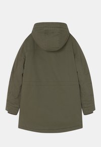 Olivově zelená bunda s kapucí a rovného střihu, s dlouhými rukávy, jednoduchým designem a švy podél stran a lemu.