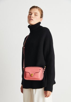 Taška s příčným popruhem - pink
