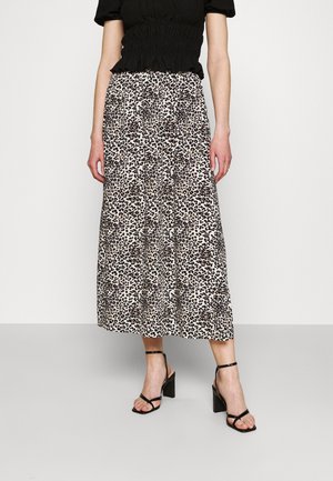 Jupe maxi à imprimé léopard avec une coupe fluide, dotée d'une taille élastique et d'un tissu léger. Portée avec des escarpins noirs à lanières.