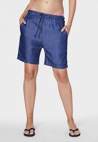 Shorts in denim con vita elastica e cordino, di colore blu scuro e dalla vestibilità rilassata. Tessuto testurizzato con orli arrotolati.