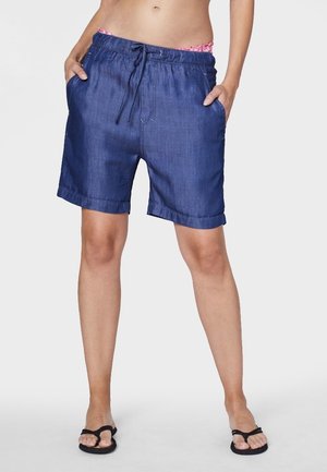 Shorts en denim avec une taille élastique et un cordon de serrage, de couleur bleu foncé et à coupe décontractée. Tissu texturé avec des ourlets retroussés.