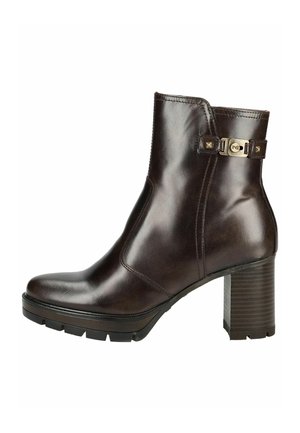 Bottine en cuir marron foncé avec talon bloc, semelle crantée et bride décorative avec boucle métallique sur le côté.