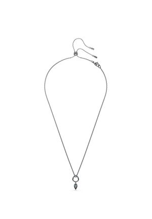 Dunne zilveren ketting met een verstelbare sluiting en een kleine ronde hanger met een druppelvormige donkere edelsteen.