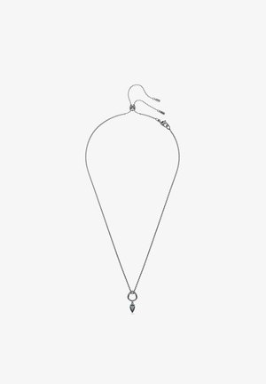 Dunne zilveren ketting met een verstelbare sluiting en een kleine ronde hanger met een druppelvormige donkere edelsteen.