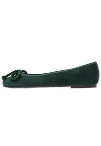 Ballerine in suede verde con punta arrotondata e dettaglio a nodo decorativo davanti. Suola piatta e liscia senza hardware visibile.