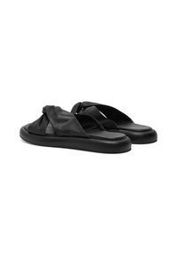 Zwarte leren slidesandalen met een geknoopte bandontwerp en een textuur, vlakke zool. Gladde afwerking met een minimalistische esthetiek.