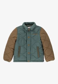 Polstret jakke i teal og brun, med kviltet design, trykknapper, spiss krage og sidelommer. Brodert logo på brystet.