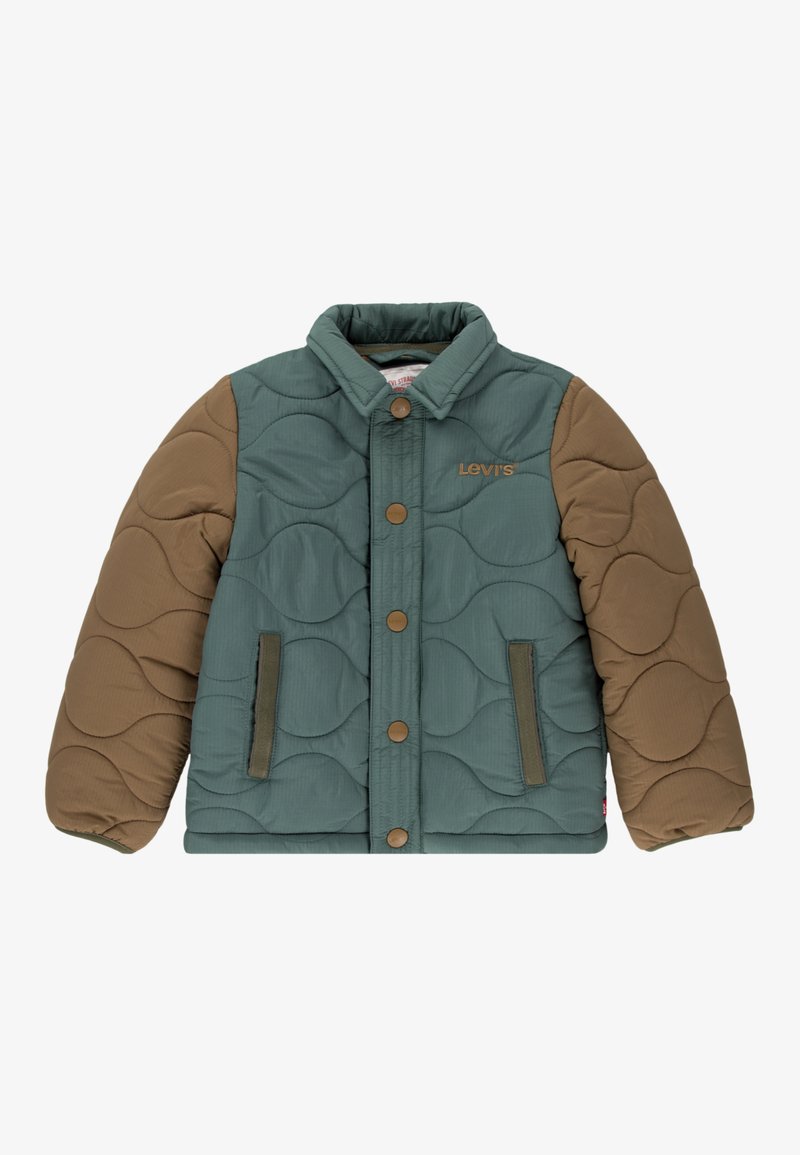 Polstret jakke i teal og brun, med kviltet design, trykknapper, spiss krage og sidelommer. Brodert logo på brystet.