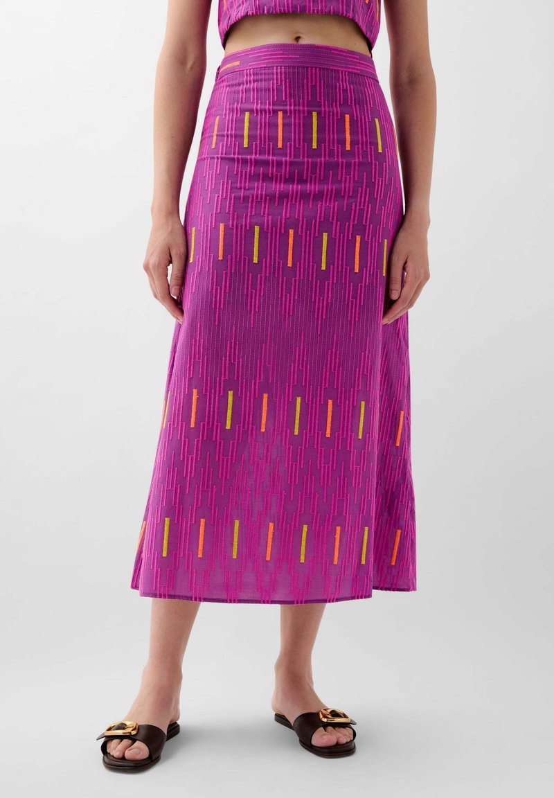 Falda midi rosa con líneas verticales en brillantes acentos amarillos, naranjas y verdes, con un sutil patrón texturizado y una cintura ajustada.