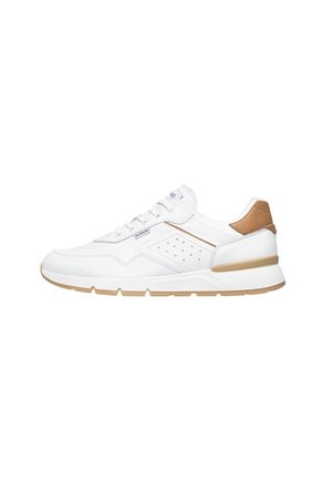 Sneaker bianco con tomaia in pelle liscia, dettagli beige, dettaglio laterale perforato, lacci piatti e suola in gomma con grip testurizzato.