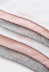 Kombinatsioon puuvillast sokke valges, roosas ja hallis, millel on soonikkoes muster ja igal paaril kerge roosa "Calvin Klein" logo.