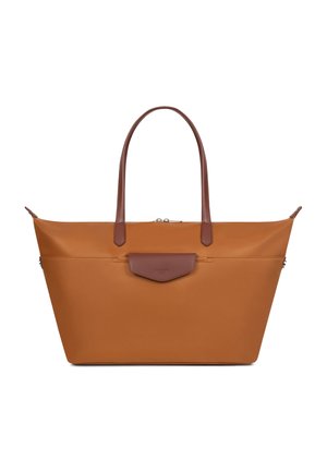 Borsa a mano marrone medio con manici marrone scuro e patta frontale, chiusura superiore con zip ampia, base rettangolare, su sfondo bianco.