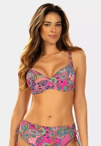 Różowy stanik bikini z kolorowym wzorem paisley; formowane miseczki, regulowane ramiączka, dopasowane różowe majtki z wiązaniami po bokach, gładka faktura materiału.