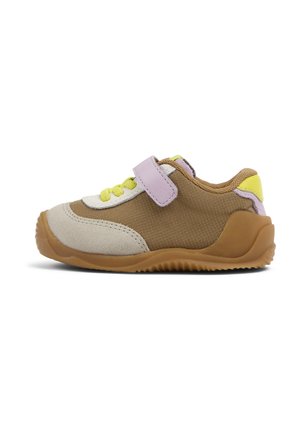Schnürschuhe mit einem braunen synthetischen Obermaterial, einer beigen Wildlederspitze, gelben Akzenten und einem Klettverschluss für einen sicheren Sitz und einfaches An- und Ausziehen.