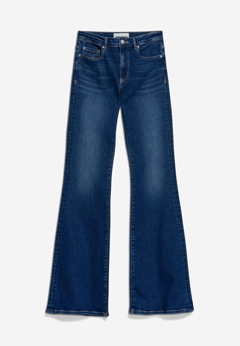 Ausgestellte blaue Denim-Jeans mit fünf Taschen, einem Knopf- und Reißverschluss, und einer verblassten Waschung. Der Stoff zeigt eine leichte Textur und subtile Nähdetails.