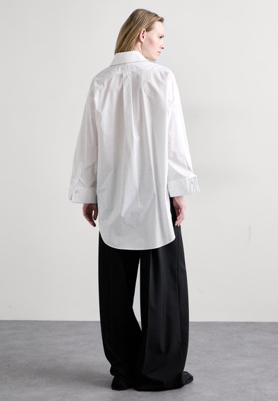 By Malene Birger MAYE - Bluza s gumbima - pure white
