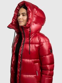 Czerwona puchowa kurtka o błyszczącym wykończeniu, z dużym kapturem, zamkiem błyskawicznym, czarnymi ściągaczami oraz boczną kieszenią z naszywką z logo.