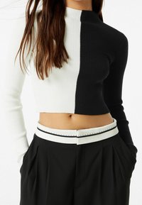 Bershka Pullover - black