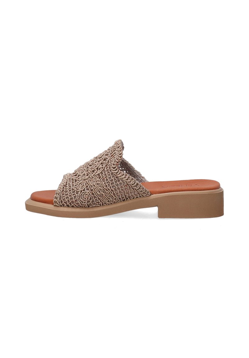 Åben-tå slide sandal med en struktureret vævet overdækning i beige, en brun polstret sål og en lav blokhæl for stabilitet.