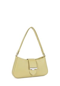 Gele leren schoudertas met een gebogen ontwerp, een platte bovenkant en een voorflap die wordt vastgemaakt met zilverkleurig beslag. Inclusief verstelbare riem.