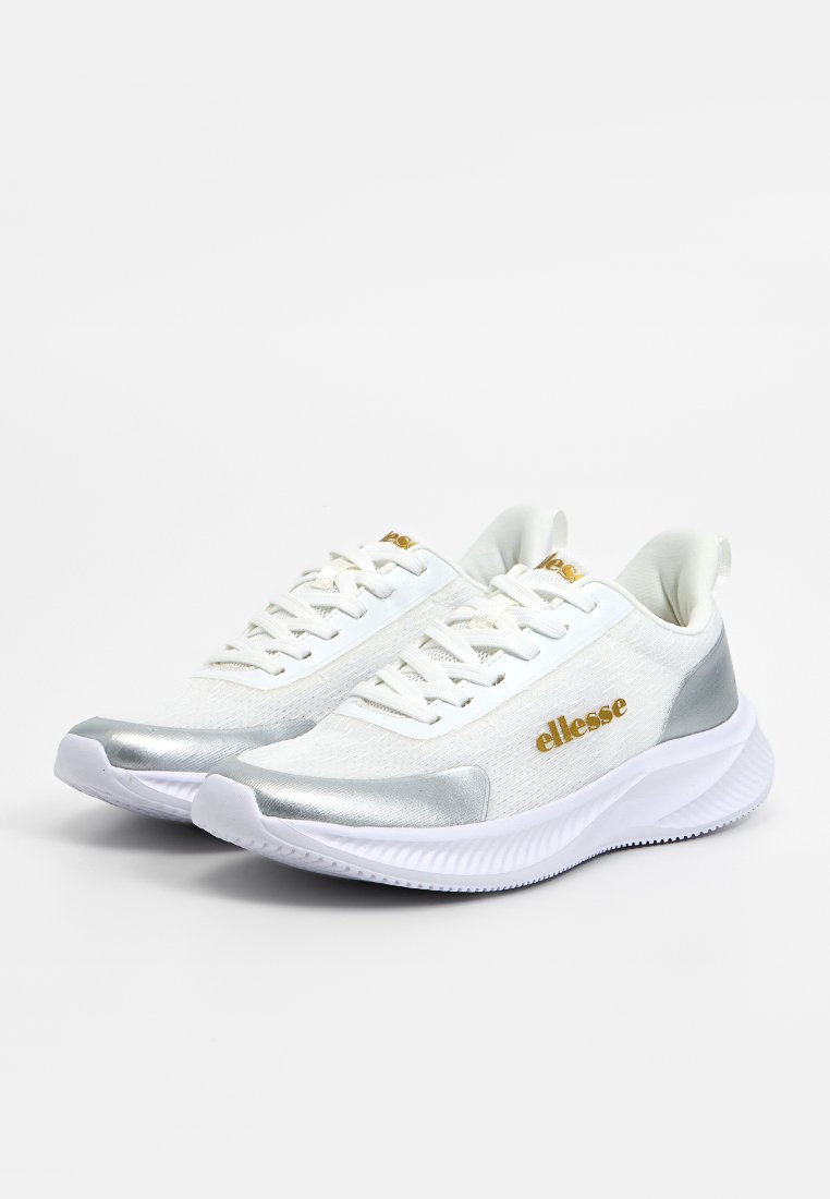 Zapatillas deportivas blancas con un empeine texturizado, acentos plateados en la puntera y un logotipo de marca dorado. Presenta una suela blanca acolchada.