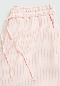 Pantalons roses clair à cordon de serrage avec des rayures grises verticales, dotés d'une taille élastique et d'un tissu doux et léger.